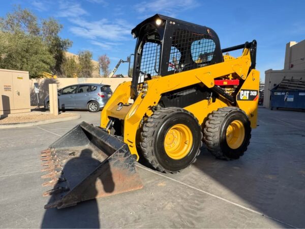 2015 CAT 242D Skid Steer Low Hours 2 Buckets and Pallet Forks - Image 10