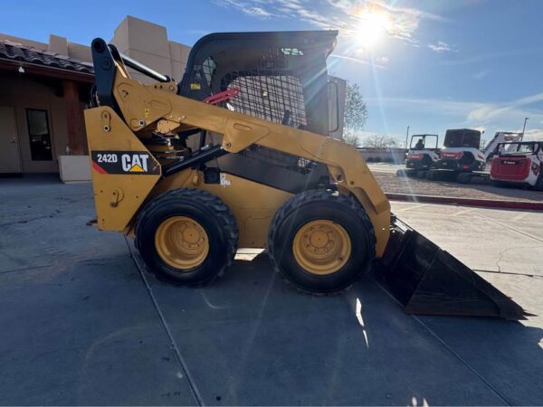 2015 CAT 242D Skid Steer Low Hours 2 Buckets and Pallet Forks - Image 8