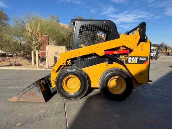 2015 CAT 242D Skid Steer Low Hours 2 Buckets and Pallet Forks - Image 9