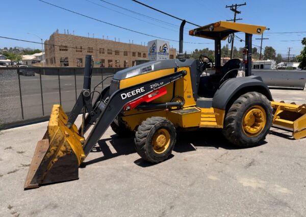 2019 John Deere 210L EP Skip Loader - Image 2