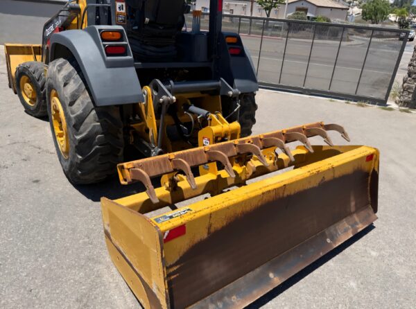 2019 John Deere 210L EP Skip Loader - Image 3