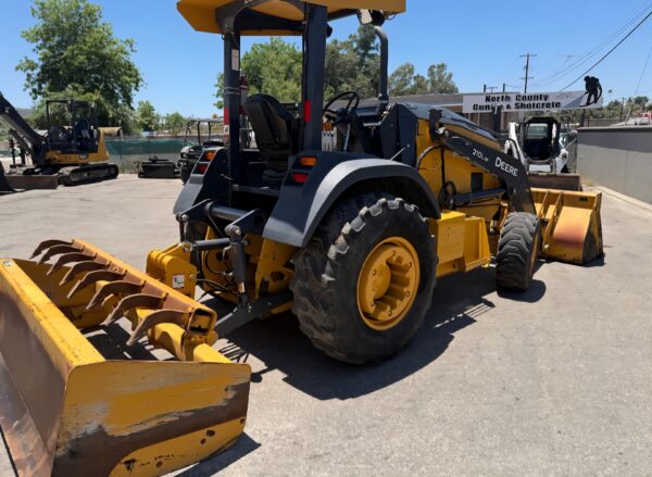 2019 John Deere 210L EP Skip Loader - Image 4