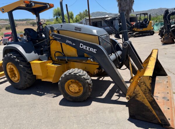 2019 John Deere 210L EP Skip Loader - Image 5